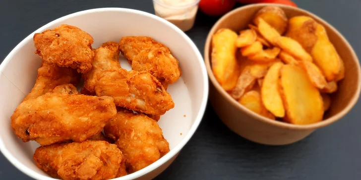 Ke chroupání dostanete i porci smažených bramborových lupínků crunchy petals. 