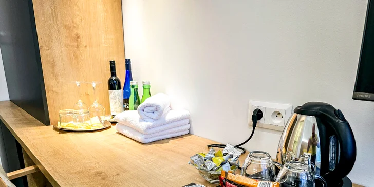Čekat na vás bude rychlovarná konvice a sada na přípravu kávy a čaje.
