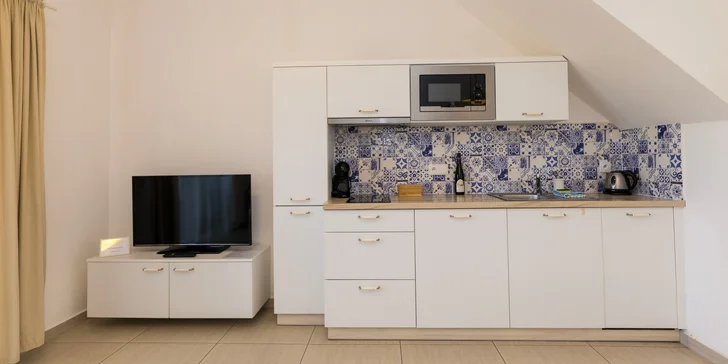 Kuchynský kút je plne vybavený, nájdete tu varnú dosku, mikrovlnnú rúru, chladničku, umývačku riadu, rýchlovarnú kanvicu aj riad.