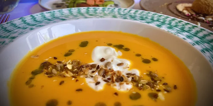 V obou menu si pochutnáte na dýňové polévce se zakysanou smetanou. 