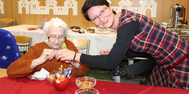 Dobrovolníci organizace ADRA stráví se seniory a seniorkami příjemný čas. 