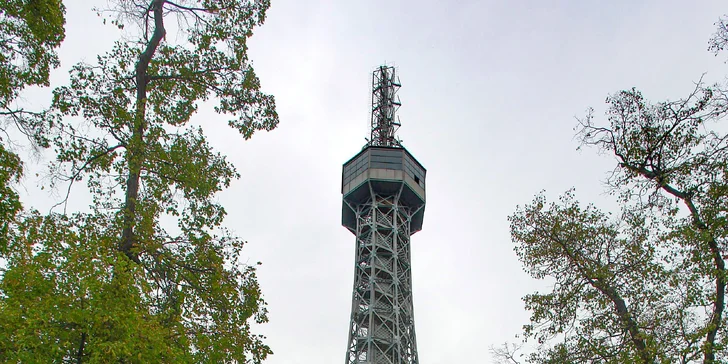 Vypravit se můžete na Petřín, kde je na výběr ze dvou tras: pěšky nebo lanovkou. 