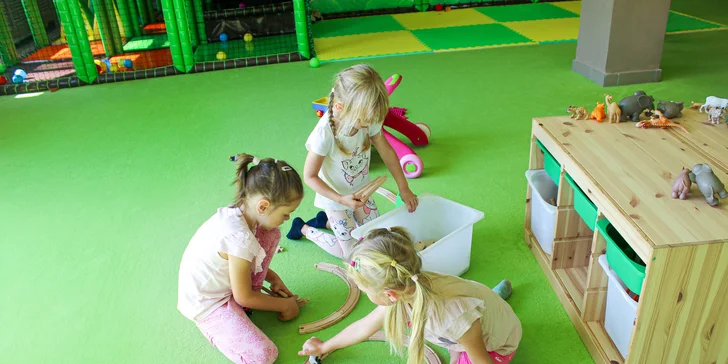 O super zábavu se postarají barevné skluzavky, měkké trampolíny, prolézačky i speciální zóna pro nejmenší sviště.