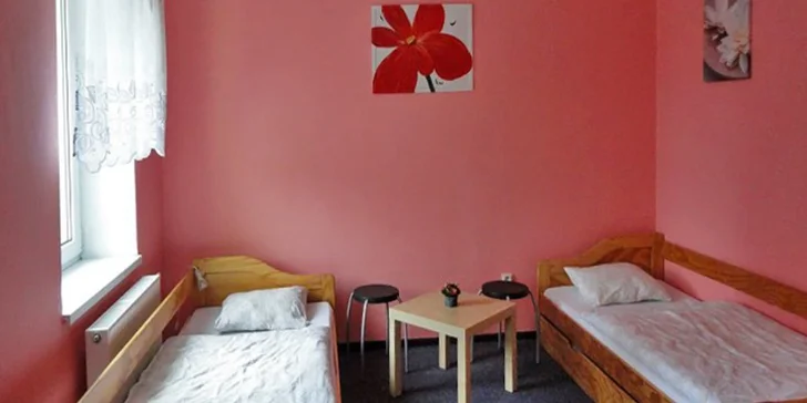 Bydlet budete v příjemném a vybaveném pokoji – najdete tu vlastní sociální zařízení, koupelnu se sprchou a pohodlné postele.