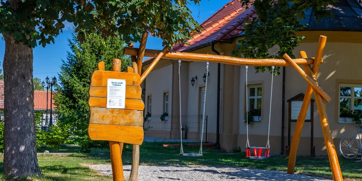 V areáli sa nachádza aj detské ihrisko, hojdačky nesmú chýbať. 