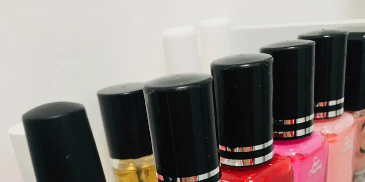 V balíčku Deluxe vás navíc čeká aromatický parafínový zábal nohou, odlakování a lakování nehtů a káva, čaj nebo voda během ošetření.