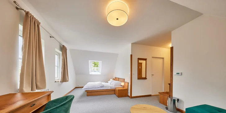 Väčšie apartmá má dokonca aj obývaciu izbu, kde môžete spoločne hrať napríklad spoločenské hry.