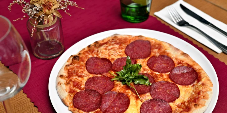 Pizza má průměr 32 cm. 