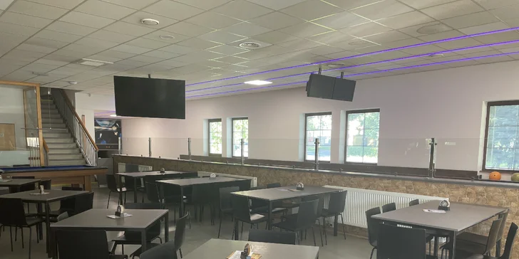 Na dráhy je nutné mít speciální obuv. Můžete mít vlastní nebo si ji na místě za příplatek zapůjčíte. 