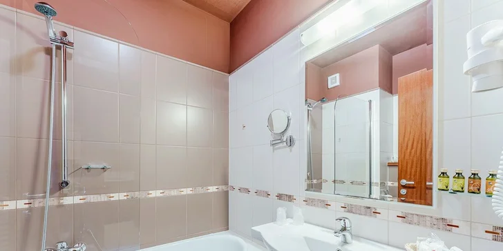 Kúpeľne v apartmánoch disponujú vaňou.