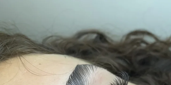 V salonu si dopřejete prodloužení či zahuštění řas nebo laminaci obočí.