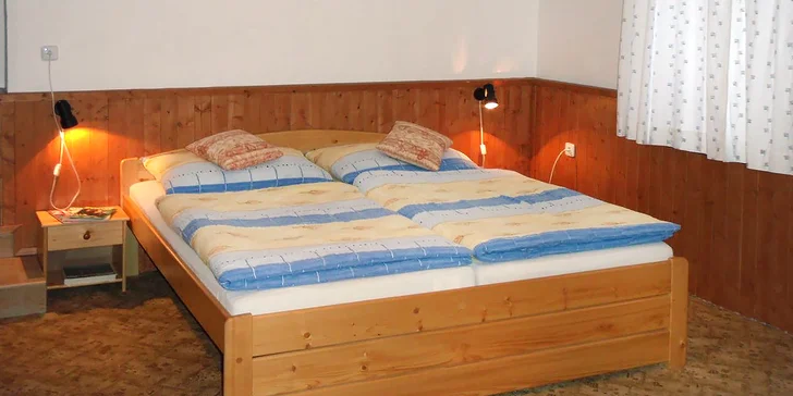 Každý má vlastní koupelnu se sprchovým koutem a toaletou. 