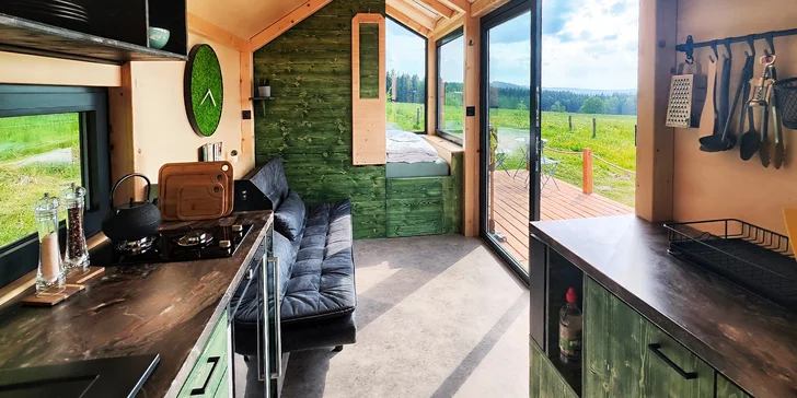 Tiny house stojí na pastvinách pri malom rybníčku. Presnú polohu dostanete po rezervácii.