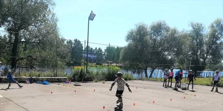 O děti se stará tým instruktorů a instruktorek, kteří mají zkušenosti s prací s dětmi a jsou sportovní nadšenci.