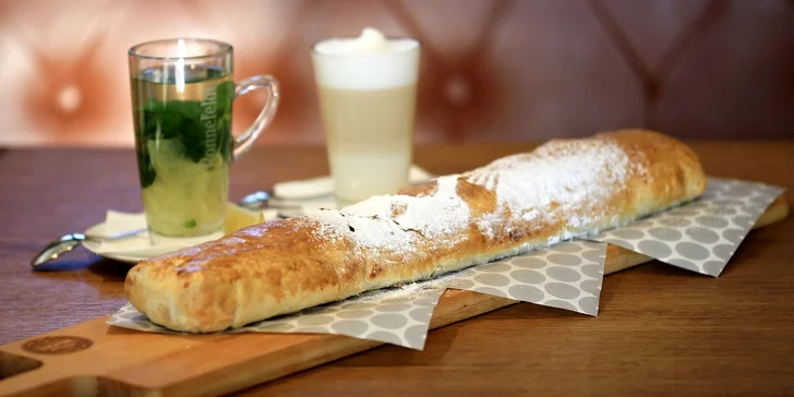 Dobroty na Kampě: půlmetrový štrúdl a káva, čaj nebo limonáda pro 2 osoby