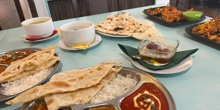 Jako hlavní chod se podává kuřecí Thali, talíř se třemi omáčkami podle vašeho výběru.