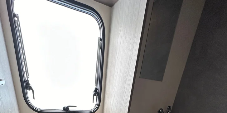 Karavan se může pochlubit i dalšími vychytávkami: nechybí USB/Bluetooth, markýza, nosič jízdních kol a klimatizace.