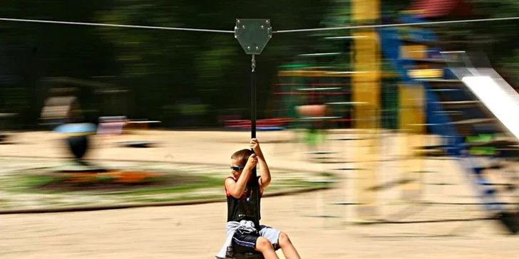 Je tu aj mini lanový park a detské ihrisko pre najmenších (trampolíny, hojdačky, hojdacie siete a pieskovisko).