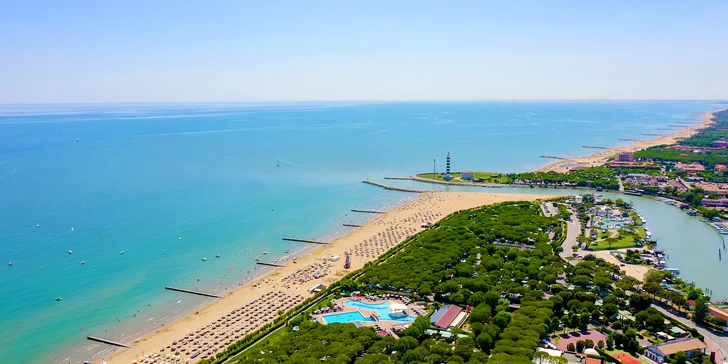 Family hotel Alexander*** sa nachádza len pár krokov od širokej piesočnatej pláže.