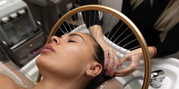 Máte pocit, že vaša hlava potrebuje pauzu? Doprajte jej revitalizačný zážitok s Head Spa procedúrami, ktoré sú ako wellness pobyt pre pokožku hlavy!