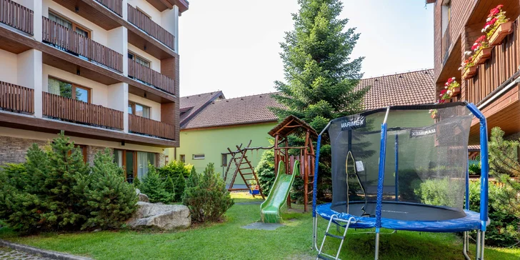 Deti si užijú exteriérové ihrisko.