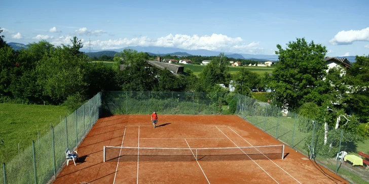 Můžete si zahrát tenis, ping-pong nebo stolní fotbal.