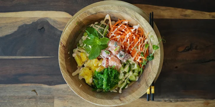 Klasická verze poke s názvem Hawaiian Wave obsahuje sushi rýži, lososa, tuňáka, mrkev, okurku, avokádo, koriandr i sezónní ovoce, kokos a červenou cibulku. To vše zalito pálivou majonézou.