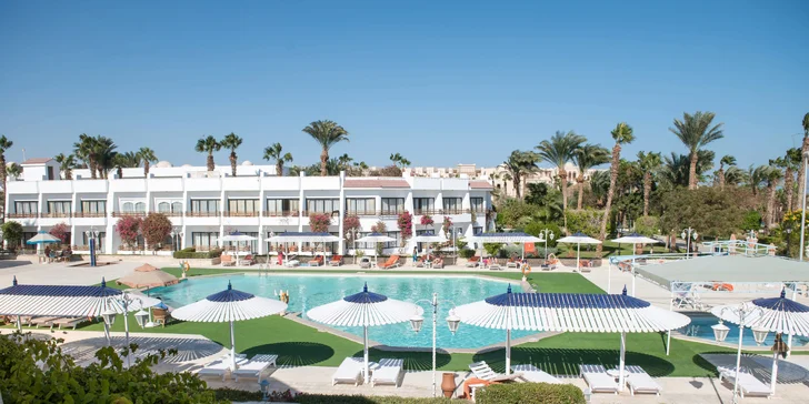 Hotel má také vlastní bazén (není vyhřívaný) a využít můžete vyhřívaný bazén sesterského hotelu Grand Resort.
