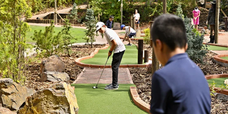 Dobrodružství v Pirátí zátoce: adventure minigolf s 27 jamkami