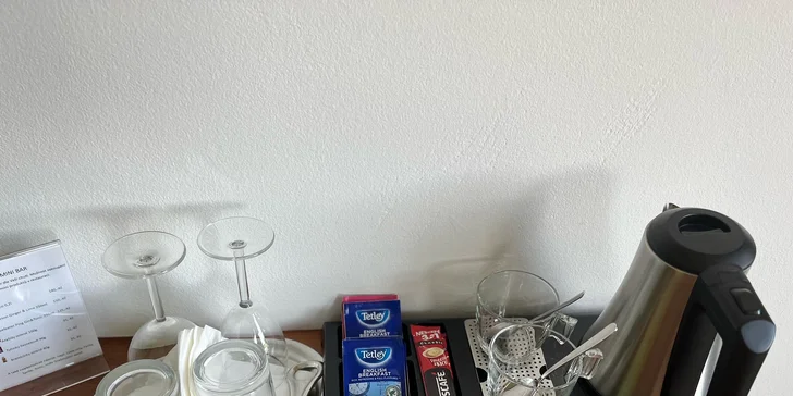 Samozrejmosťou je aj set na prípravu kávy a čaju.