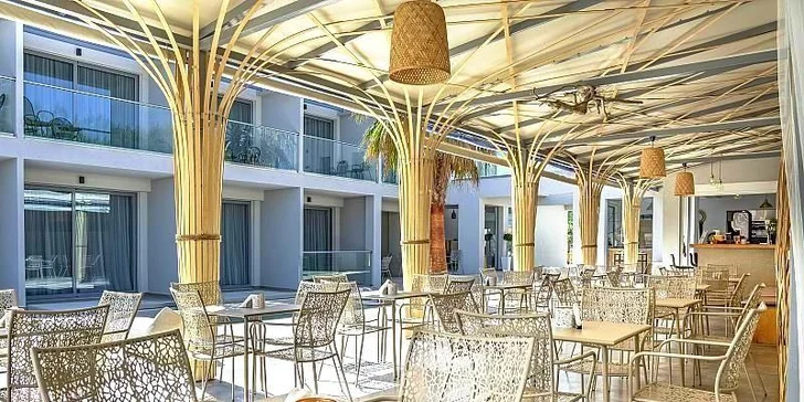 Přivítá vás hlavní restaurace s prostornou venkovní terasou, která vám umožní vychutnat si vybrané lahůdky s výhledem na bazén a okolní zeleň. 