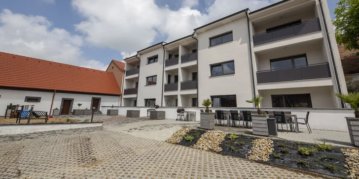 Celkovo je v trojposchodovom dome 10 samostatných apartmánov až pre 6 osôb.