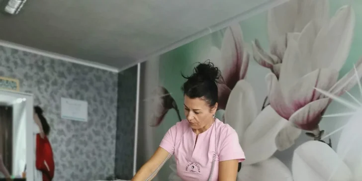 Masáž sa zameriava na meridiány a akupunktúrne body tela.