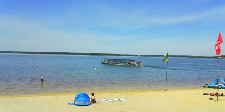 Pánev tvoří 28 umělých jezer.