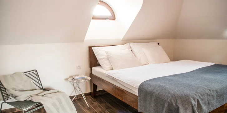 Apartmány jsou zařízeny v elegantním venkovském stylu s využitím masivního dřeva.