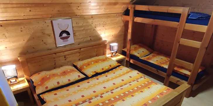Ve druhém patře jsou dva pokoje, každý se 4 lůžky (1 dvojlůžko a 1 palanda).