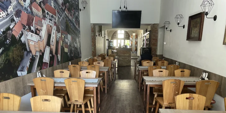 Restaurant stojí přímo na náměstí Míru v Heřmanově Městci, hledat ho tak nebudete dlouho. 