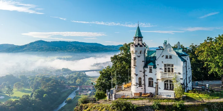 Jsou odsud nádherné výhledy na celý Děčín a protější zámek. 