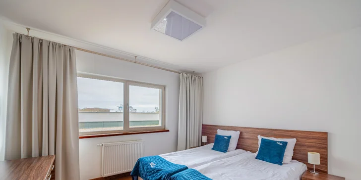 Súčasťou izby je balkón, kúpeľňa so sprchovacím kútom, WC a fénom aj TV s Wi‑Fi.