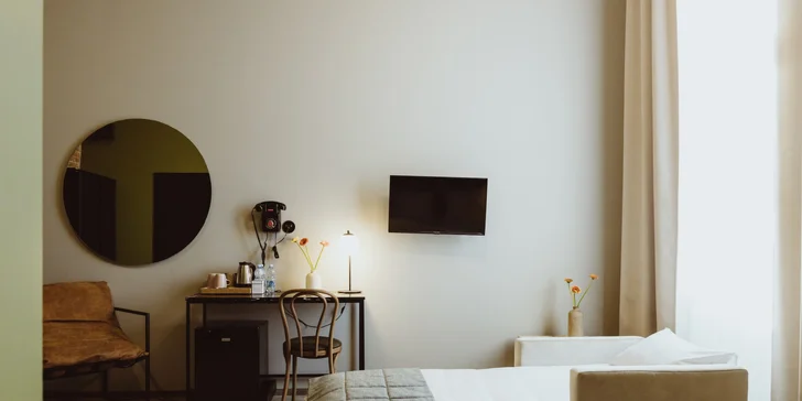 K mání jsou elegantně zařízené dvoulůžkové pokoje, v nichž najdete manželskou postel ...