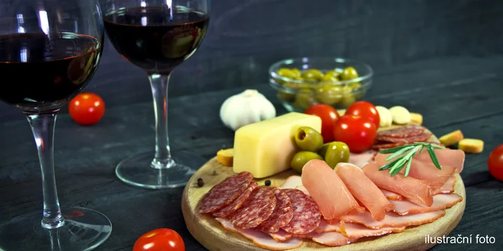 Džbánek kvalitního vína a talíř dobrot ve vinném baru Slámovka