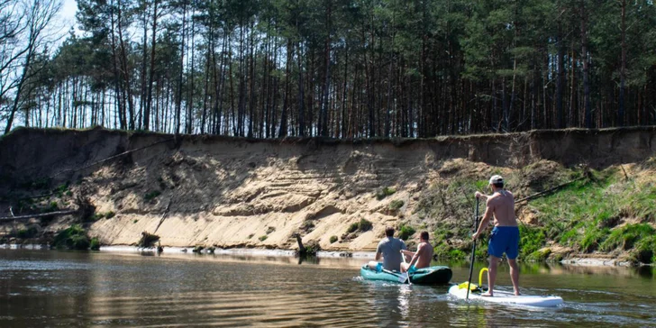 Paddleboardy je možné vypůjčit na den nebo na víkend.