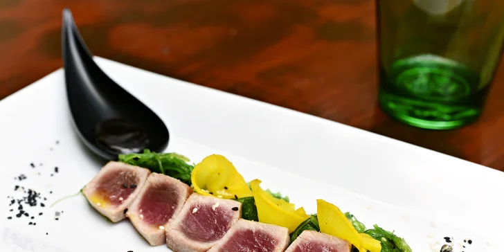 Krásné servírování je součást gastronomického zážitku – toto je tataki z tuňáka na wakame salátku a žluté ředkvi.
