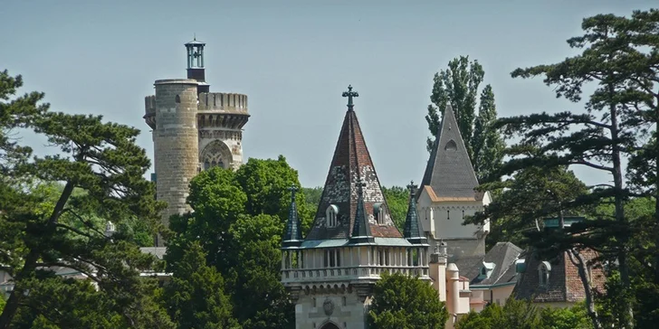 Můžete tu nasávat atmosféru a relaxovat, ať už při procházce parkem, při jízdě vláčkem nebo na loďce na jezeře. 
