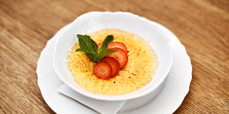 Zámecké stolování završíte créme brulée s jahodou a mátou ...