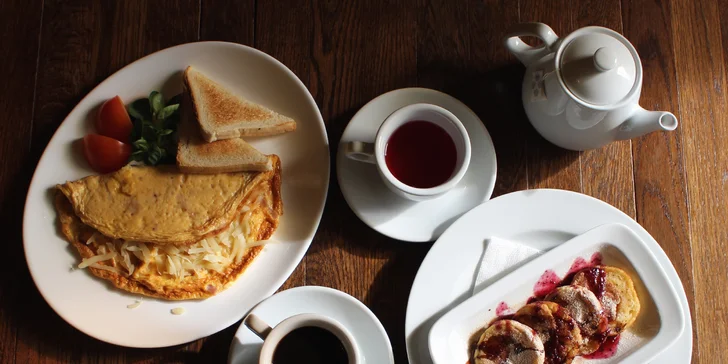 Vychutnat si můžete omeletu se šunkou, sýrem a toastovým chlebem. Nebo dáte přednost lívanečkům s borůvkovým přelivem?