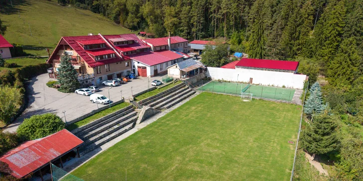 Môžete využiť aj futbalové ihrisko alebo si zahrať tenis.
