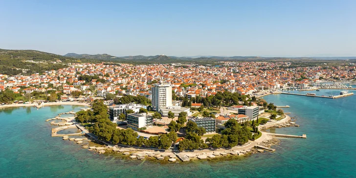 Dalmácie pro dva i rodinu: 4* hotel u moře, bohaté snídaně a večeře, neomezeně bazén