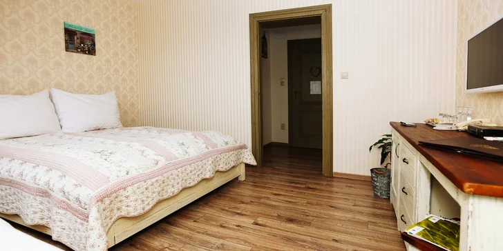 Penzion v budově z 18. století, každé ráno snídaně a třeba i vstup do Thermal Parku Nitrava