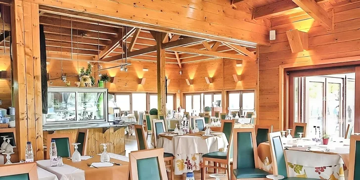Můžete střídat chutě v hlavní bufetové restauraci Al-Gharb, nebo vyzkoušet tematické restaurace Celeiro a Grill.